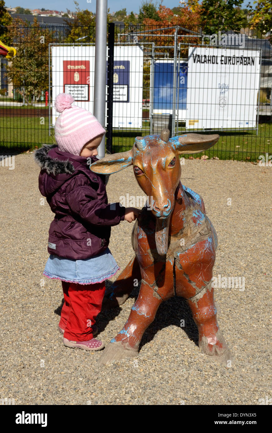 Modello in legno di asino e un piccolo bambino in un parco giochi a Budapest Ungheria Europa Foto Stock