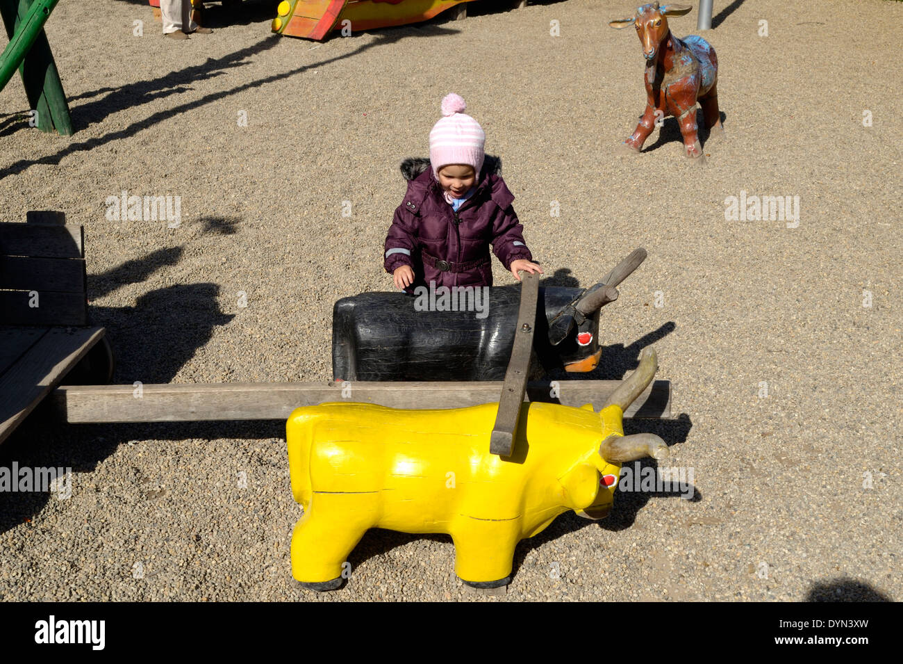 Due piccoli buoi e un piccolo bambino in un parco giochi a Budapest Ungheria Europa Foto Stock