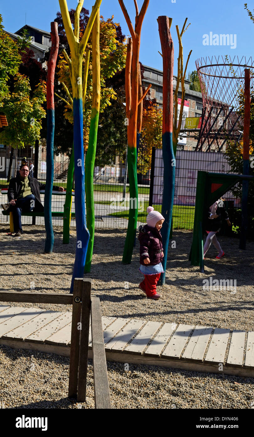 Poco ragazza camminare nel parco giochi Milenaris Budapest Ungheria Europa Foto Stock