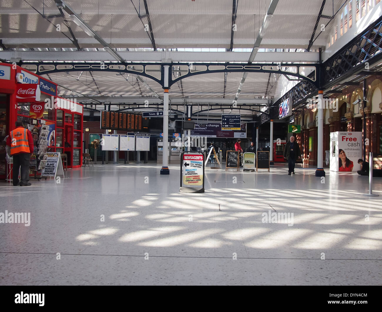 Il concourse di Portsmouth e Southsea stazione ferroviaria Foto Stock