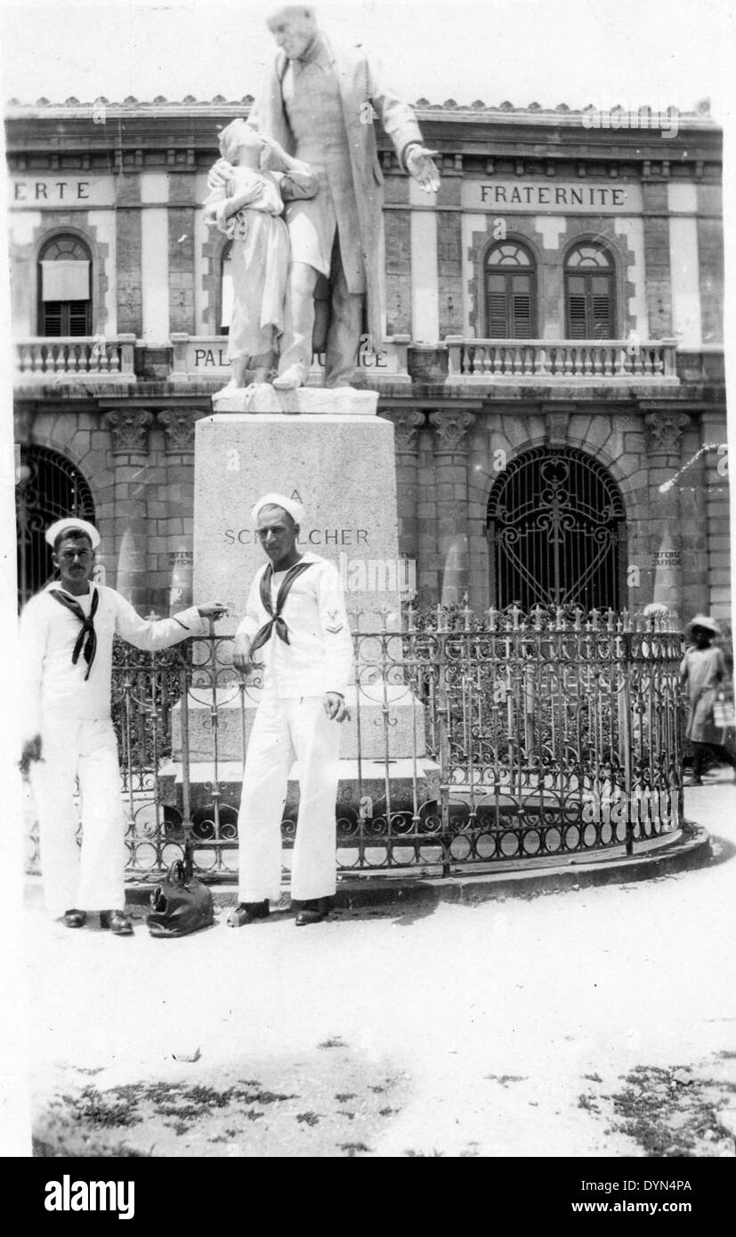 Questa immagine mostra C.W. Allen dopo un pasto nella zona del canale, che mostra la vita quotidiana del personale della Marina di stanza in Martinica durante il loro servizio. La zona del Canale fu un luogo critico per le operazioni militari statunitensi durante la seconda guerra mondiale Foto Stock