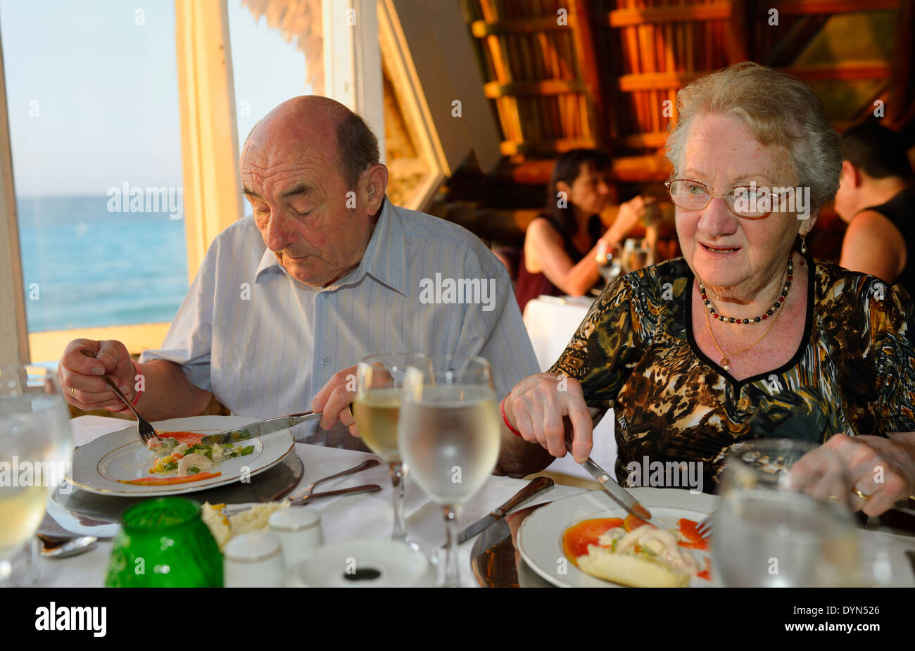 Coppia senior in vacanza di gustare la cena in un ristorante in riva al mare di Varadero cuba Foto Stock