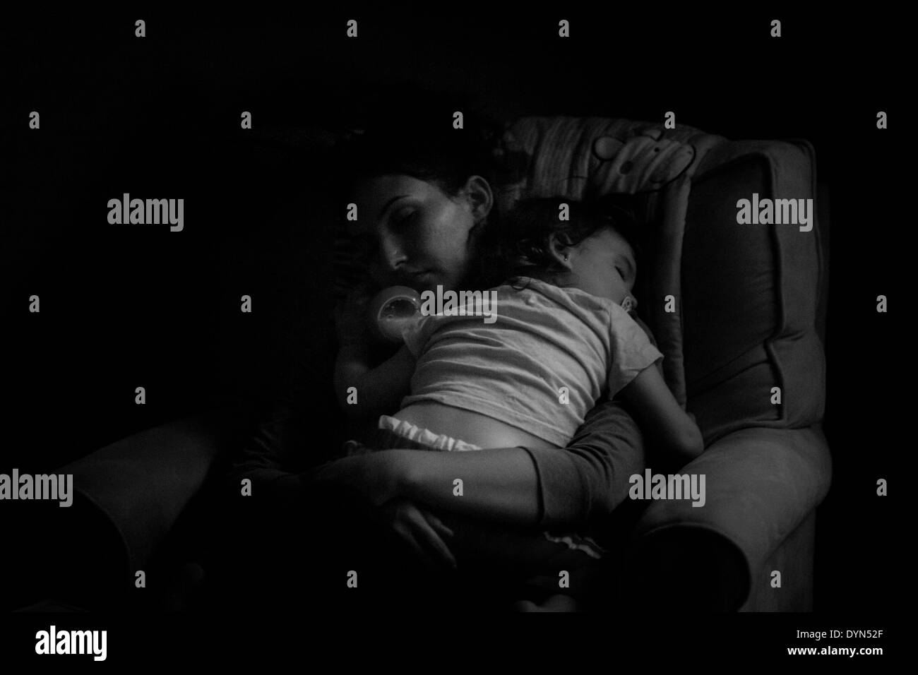 Madre e figlia dormiva in una sedia foto in bianco e nero Foto Stock