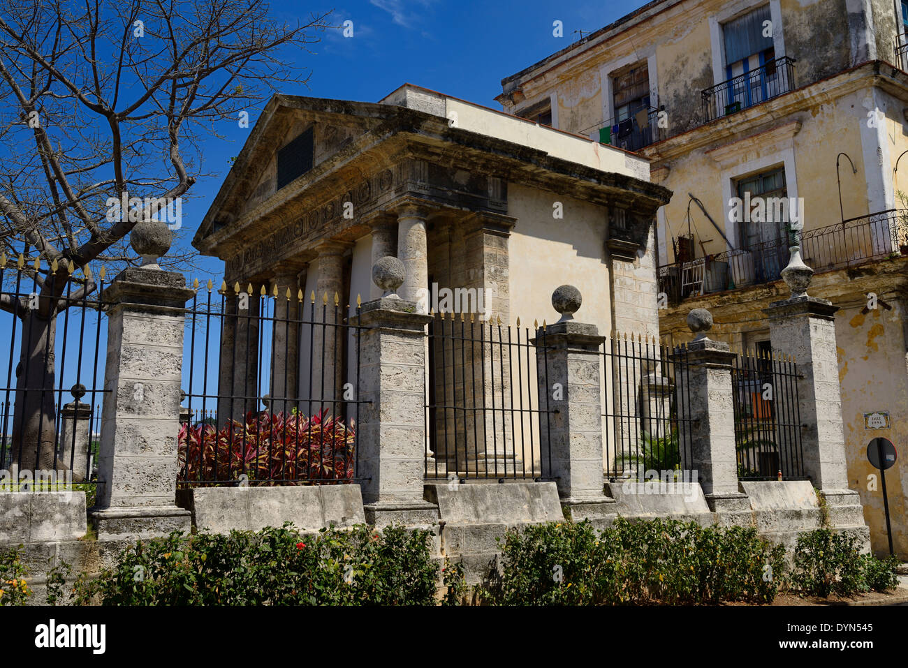 Vista laterale di El Templete Greco neoclassico tempio romano monumento alla fondazione di Havana Cuba Foto Stock