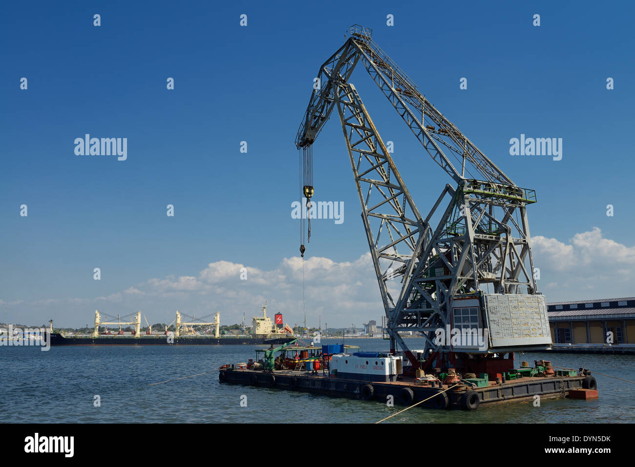 Crane barge e freighter in Havana Bay Harbor Cuba con cielo blu Foto Stock