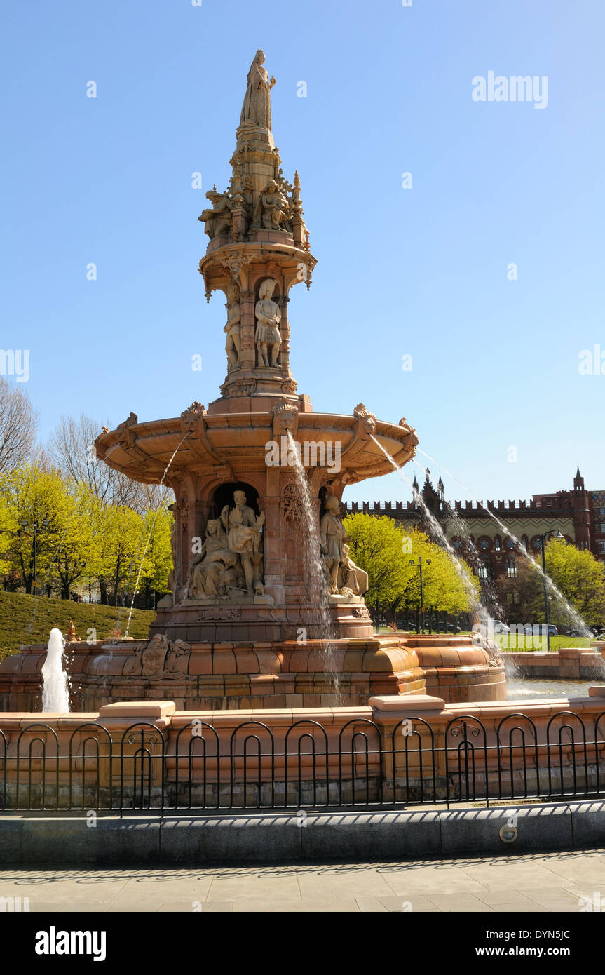 La fontana Doulton presso il Palazzo del Popolo, Glasgow Green. Foto Stock