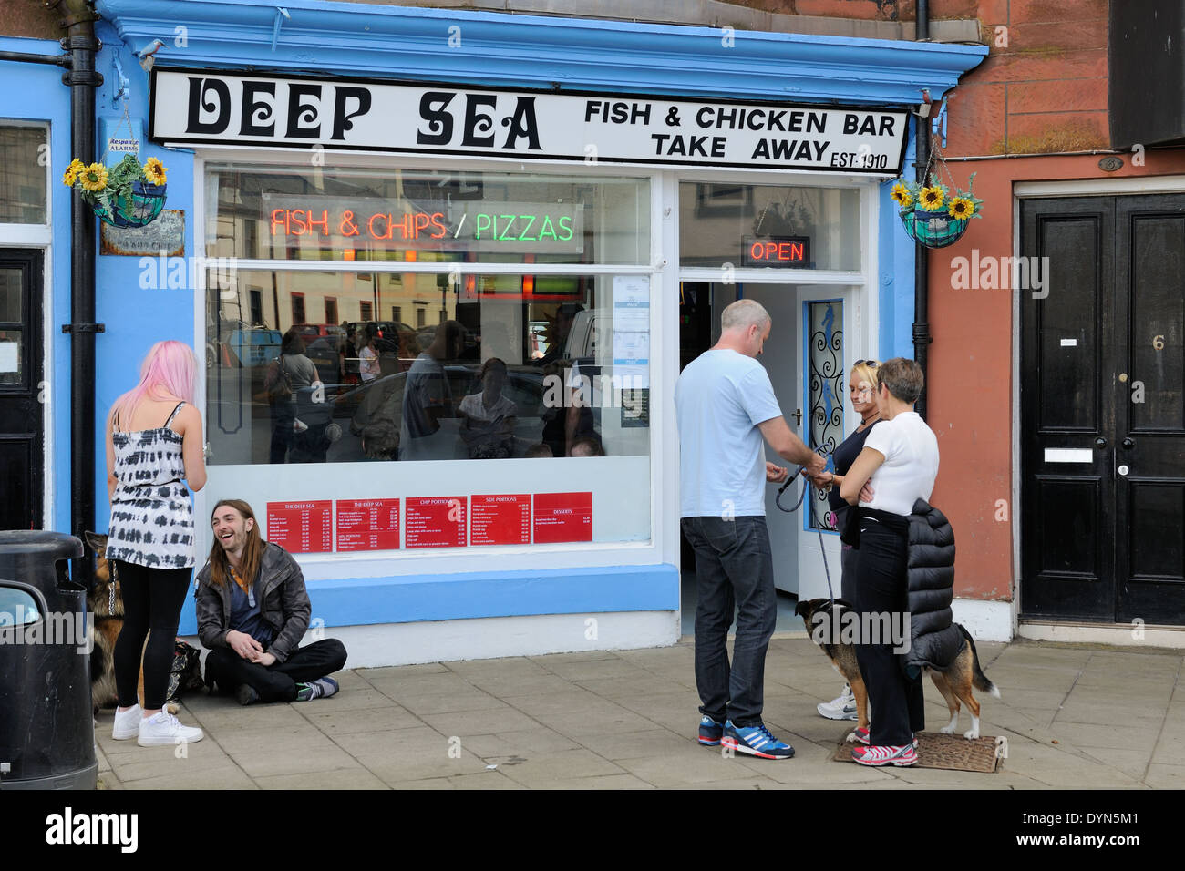 La profondità del mare il pesce e pollo bar a Millport sull'Isola di Cumbrae, Scotland, Regno Unito. Foto Stock