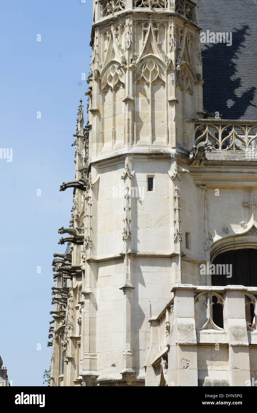 Vista laterale di doccioni sulla Palais de Justice di Rouen Francia Foto Stock