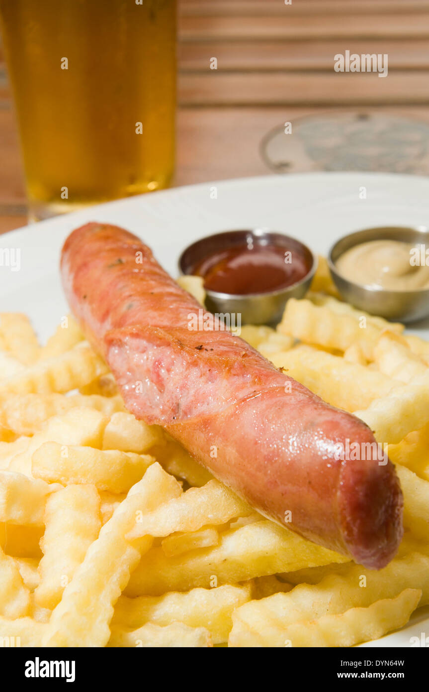 Autentica kielbasa salsiccia polacca con patatine fritte come photogprahed sulla posizione in Varsavia Polonia Europa Foto Stock