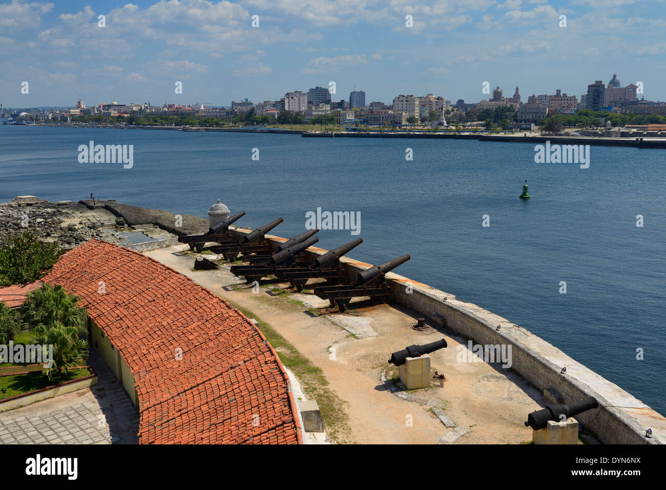 Vista della vecchia Havana dal Morro castello-fortezza proteggendo l'ingresso alla Baia dell Avana Cuba Castillo de San Salvador de la Punta Foto Stock