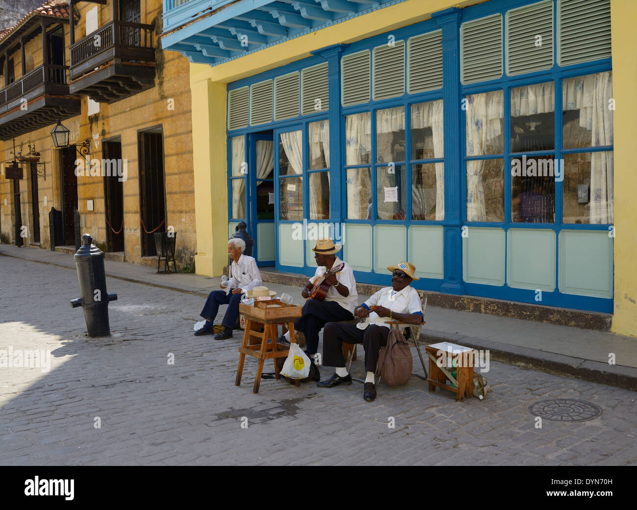 Tre cubani più vecchi musicisti di strada giocando a l'Avana vecchia cuba vicino ai governatori palace museum Foto Stock