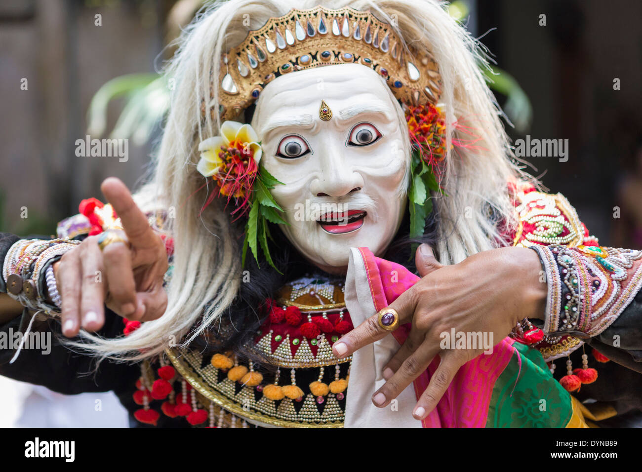 Attore Balinese indossando maschera e costume, Mas, Bali, Indonesia Foto Stock