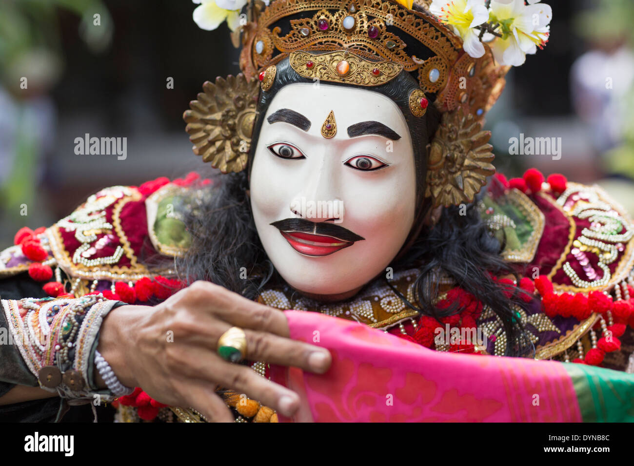 Attore Balinese indossando maschera e costume, Mas, Bali, Indonesia Foto Stock