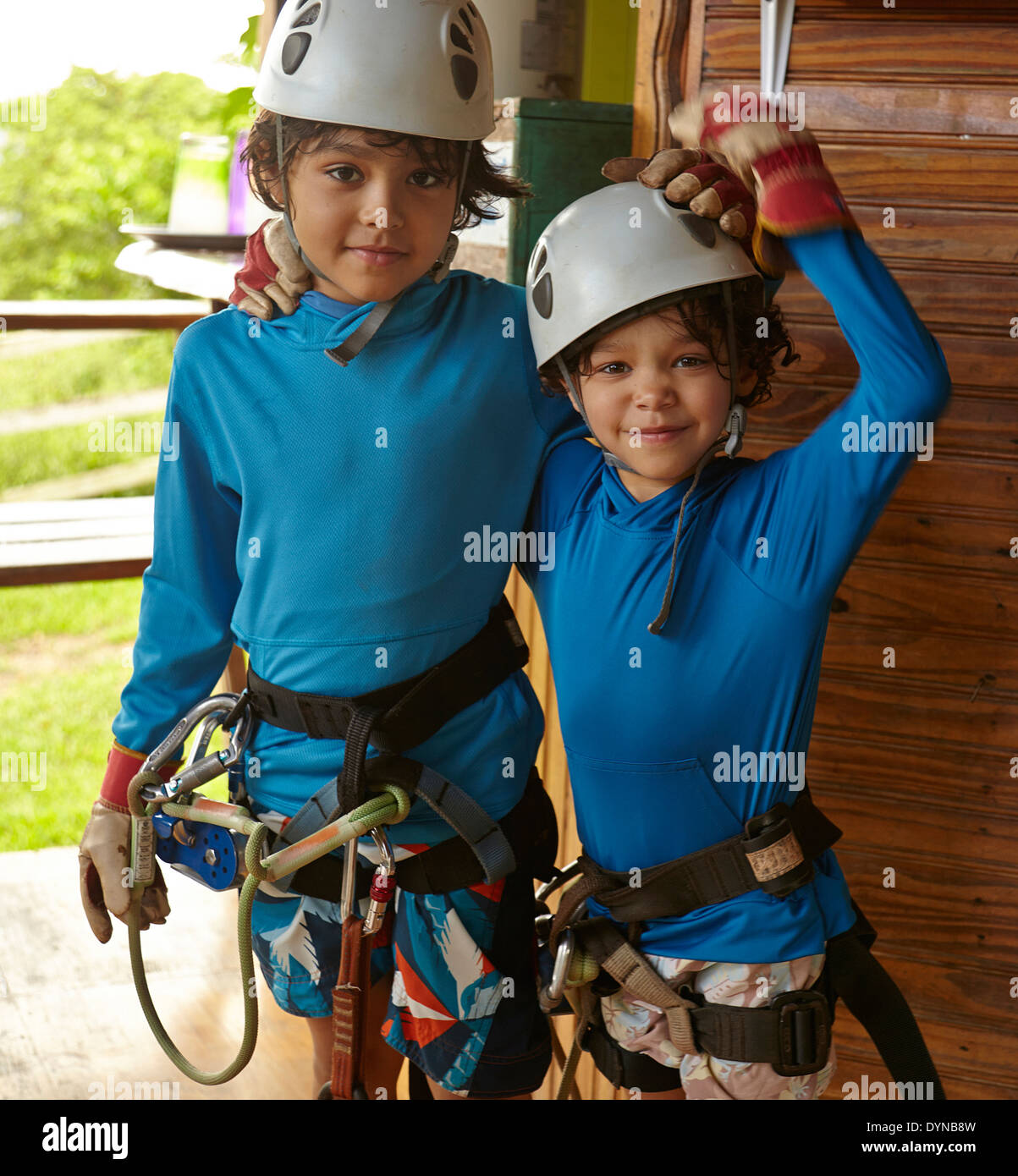 Razza mista ragazzi preparando a zip line Foto Stock