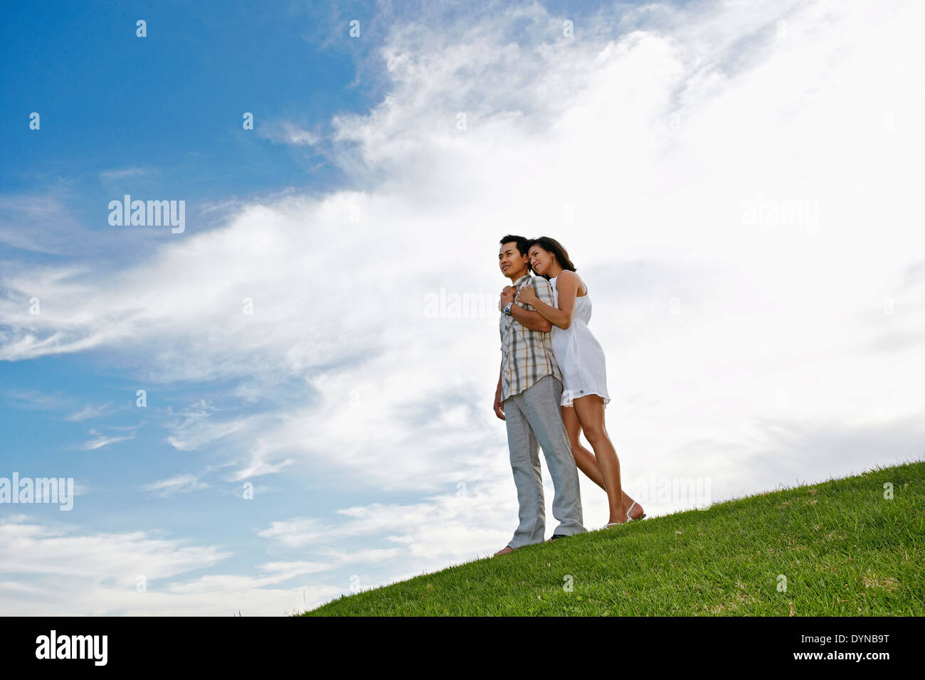 Giovane costeggiata sul pendio erboso Foto Stock