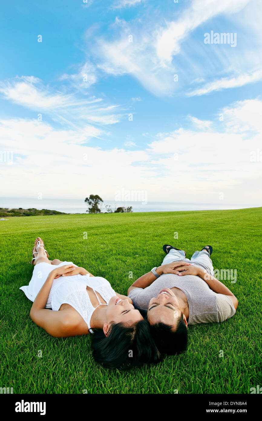 Giovane posa in erba nel paesaggio rurale Foto Stock