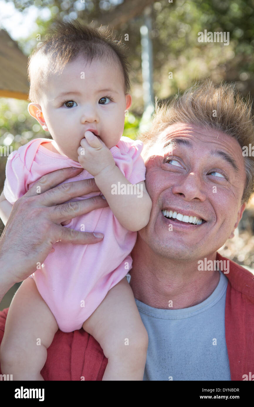 Padre giocando con la bambina all'aperto Foto Stock