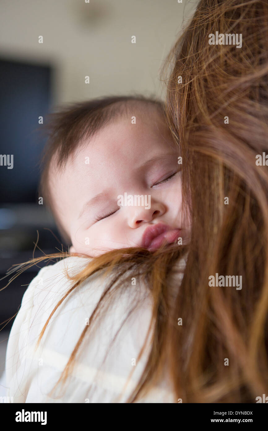 Azienda madre sleeping Baby girl Foto Stock