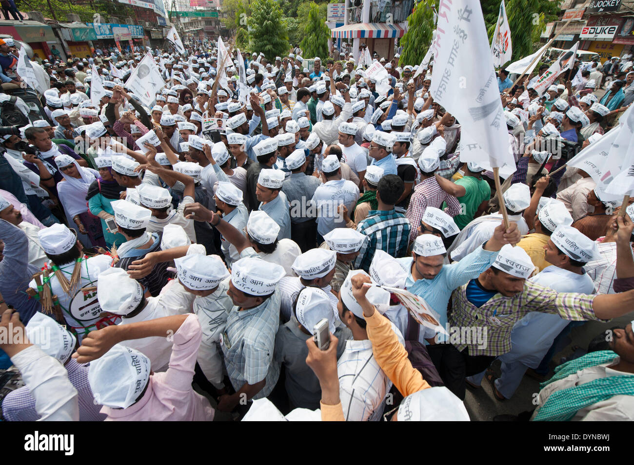 Lahurabir, Varanasi, Uttar Pradesh, India. 23 Aprile, 2014. AAP sostenitori raccogliere in Lahurabir, Varanasi, davanti a capo di partito Arvind Kejriwal apparizione in Uttar Pradesh città file di sua nomina di carte per l'Indiano Lok Sabh elezioni. Credito: Lee Thomas/Alamy Live News Foto Stock