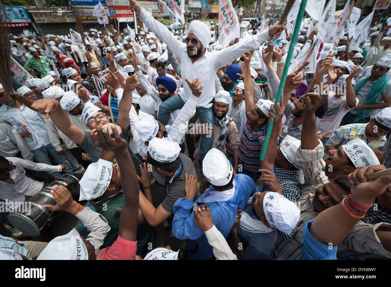 Lahurabir, Varanasi, Uttar Pradesh, India. 23 Aprile, 2014. AAP sostenitori raccogliere in Lahurabir, Varanasi, davanti a capo di partito Arvind Kejriwal apparizione in Uttar Pradesh città file di sua nomina di carte per l'Indiano Lok Sabh elezioni. Credito: Lee Thomas/Alamy Live News Foto Stock