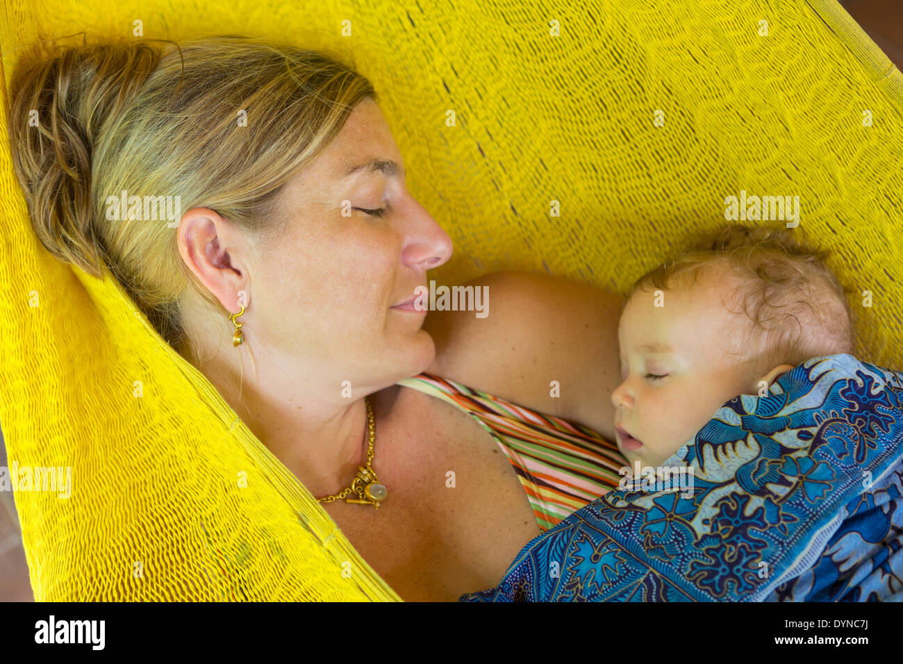 Caucasian la madre e il bambino dorme in amaca Foto Stock