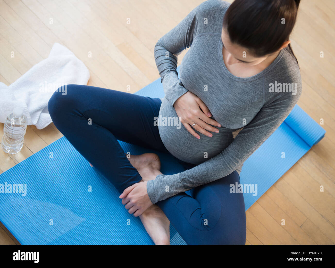 Incinta donna caucasica la pratica dello yoga Foto Stock