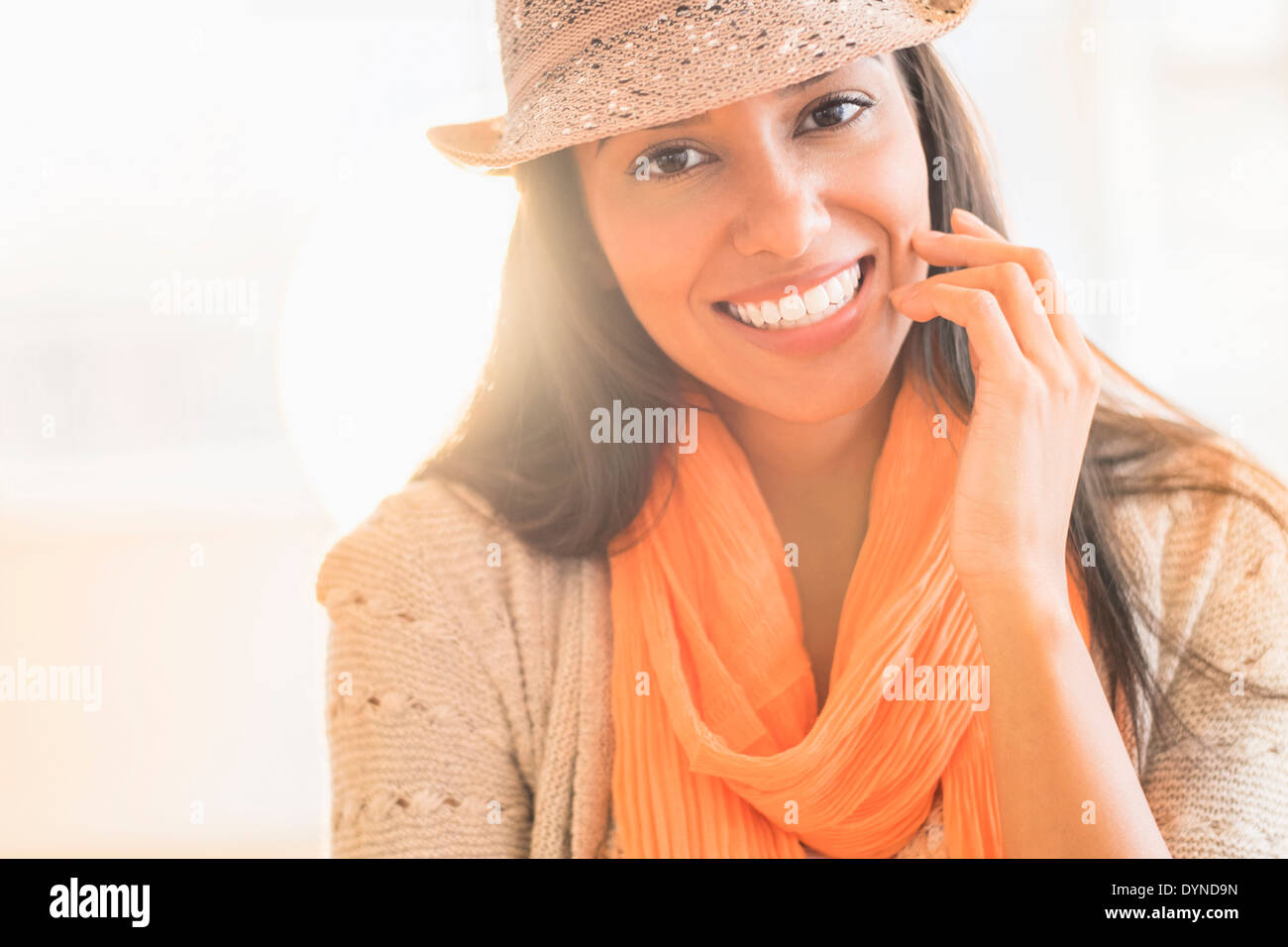 Donna ispanica in fedora e sciarpa Foto Stock