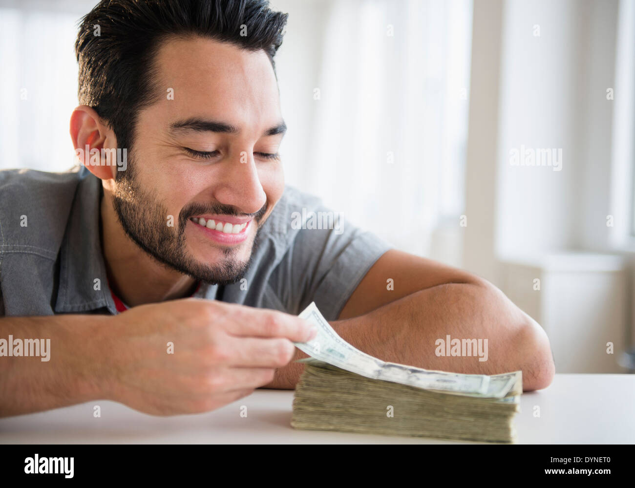 Razza mista uomo stack di conteggio del denaro Foto Stock