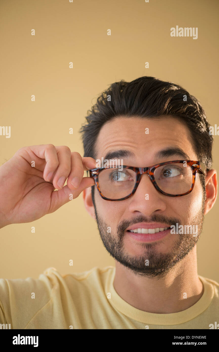 Razza mista uomo che indossa gli occhiali Foto Stock