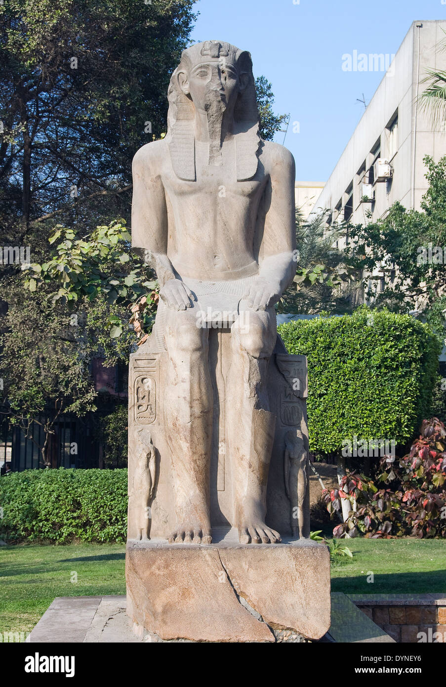 Museo Egizio del Cairo.Una statua di Ramses II (1303-1202 A.C. XIX° dyn.) nel cortile del museo. Foto Stock