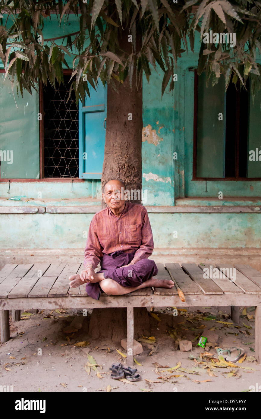 Il vecchio uomo rilassante sotto la pianta di Yangon MYANMAR Birmania Foto Stock
