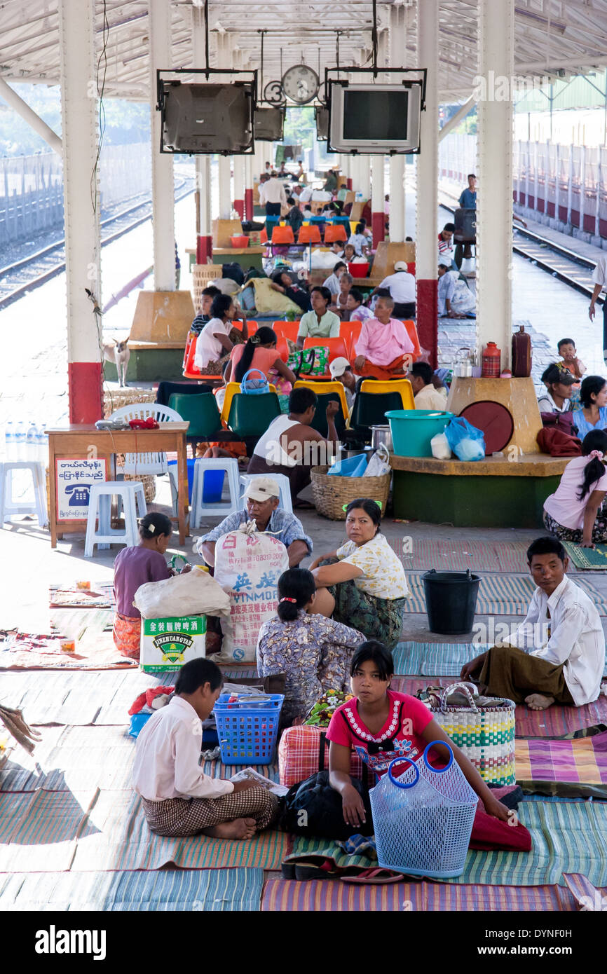 Persone in attesa per i ceppi presso la stazione di Yangon MYANMAR Birmania Foto Stock