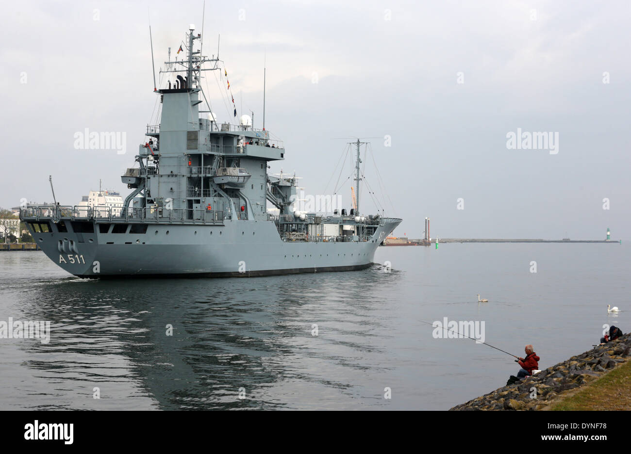 Rostock-Warnemuende, Germania. 23 apr 2014. L' offerta dell''Elba' testa fuori dalla base navale per il Mar Baltico per un esercizio di Rostock-Warnemuende, Germania, 23 aprile 2014. La nave di tenera della marina tedesca è attualmente in fase di preparazione per condurre una NATO lo sminamento il funzionamento negli Stati baltici inizio verso la fine di maggio. Foto: BERND WUESTNECK/dpa/Alamy Live News Foto Stock