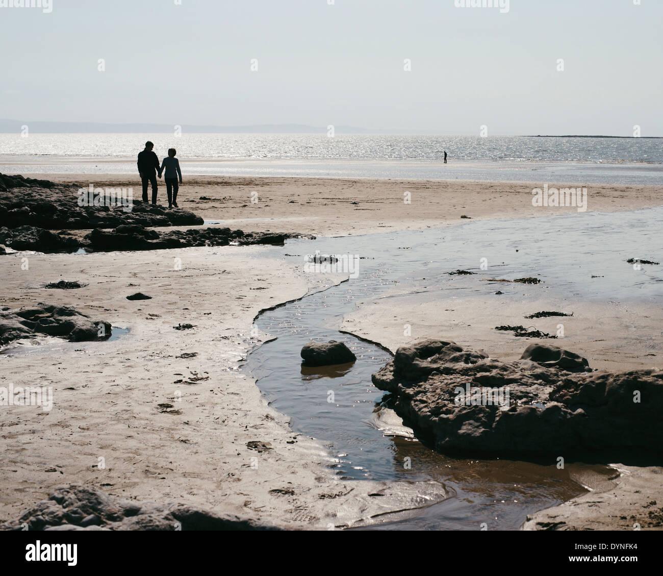 Coppia romantica su una spiaggia in Ogmore, Galles del Sud Foto Stock