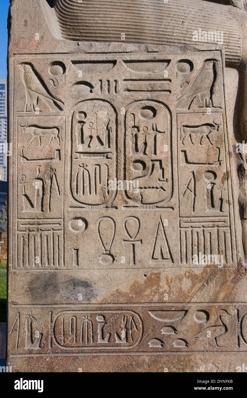 Museo Egizio del Cairo:cartouches e geroglifici in un Ramses(XIX din., 1303-1213) quarzite statua nel cortile. Foto Stock