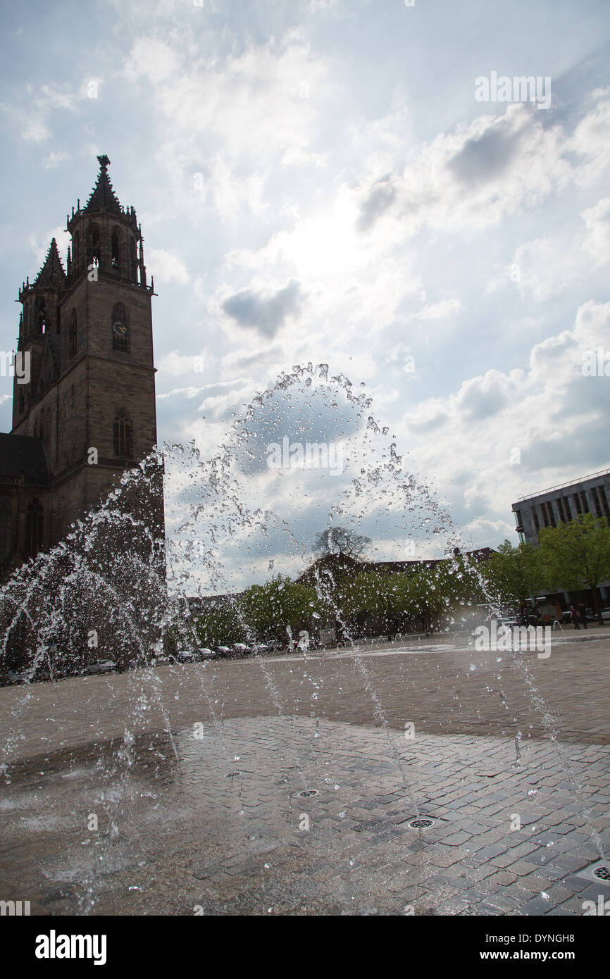 Questa è una fontana di trombe sulla Domplatz a Magdeburgo, Sassonia-Anhalt, Germania. Foto Stock