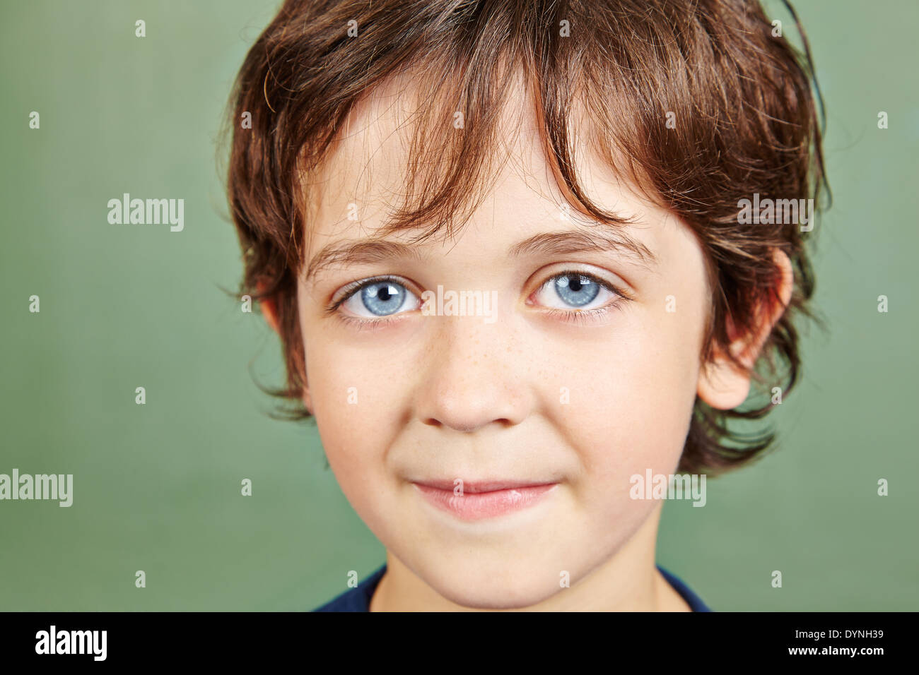 Ritratto di un sorridente ragazzo di fronte a una lavagna Foto Stock