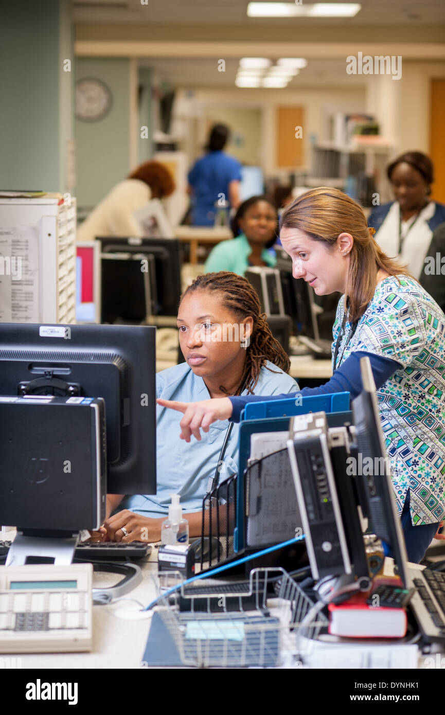 Gli infermieri guardando un computer nel dipartimento di emergenza in un ospedale di Baltimora, MD Foto Stock