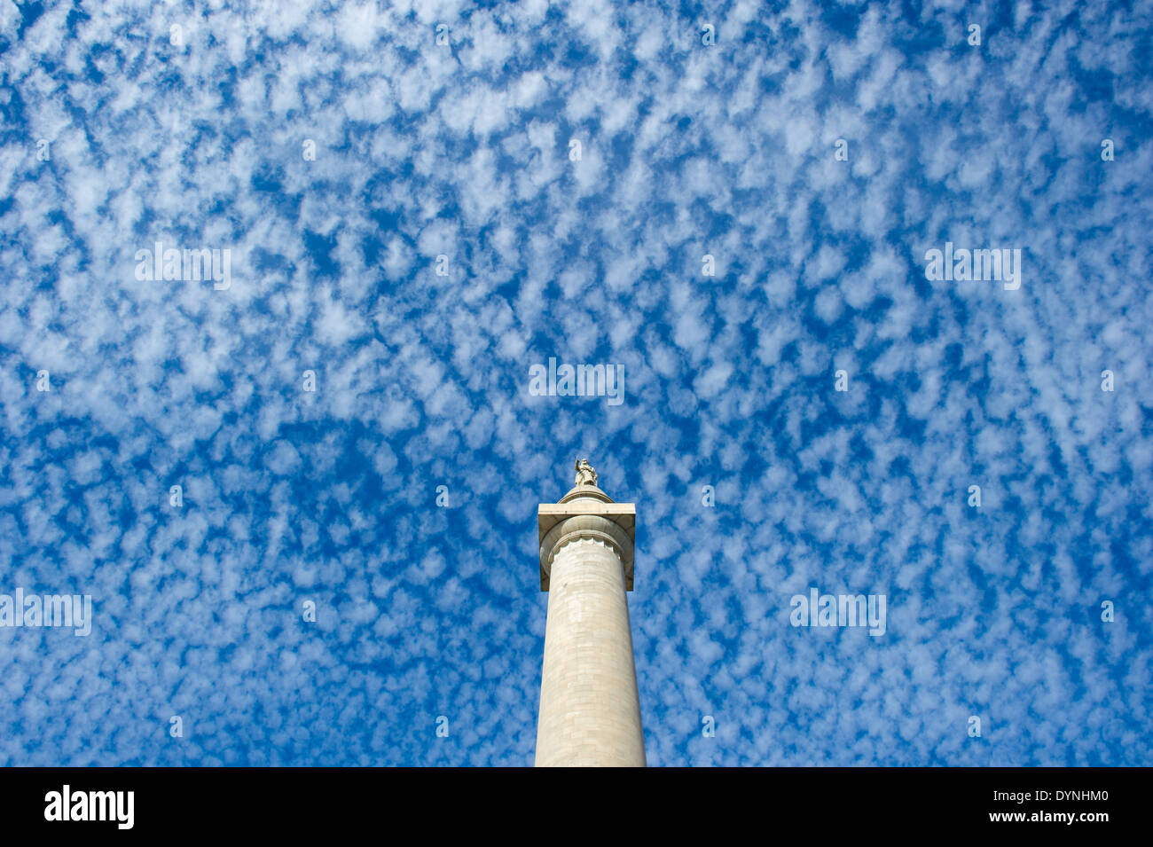 Cirrocumulus nuvole sopra il Monumento di Washington in Mt. Vernon square, Baltimore, Maryland Foto Stock
