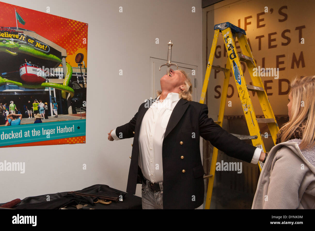 Spada swallower in corrispondenza di un evento a Baltimora, Maryland Foto Stock