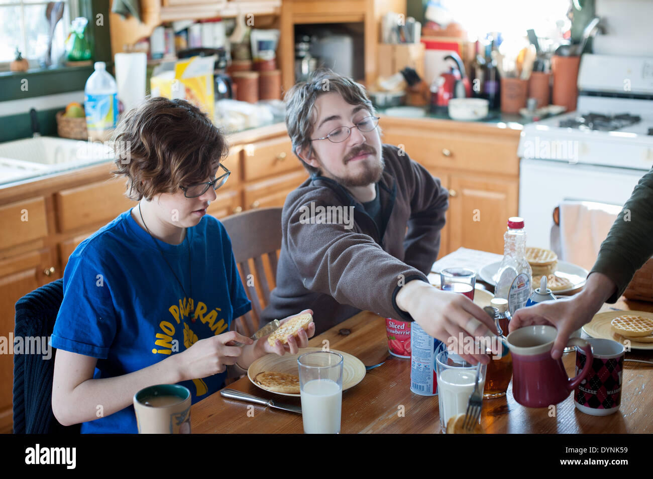 Giovane uomo e donna di consumare la colazione nella cucina in Fallston, MD Foto Stock