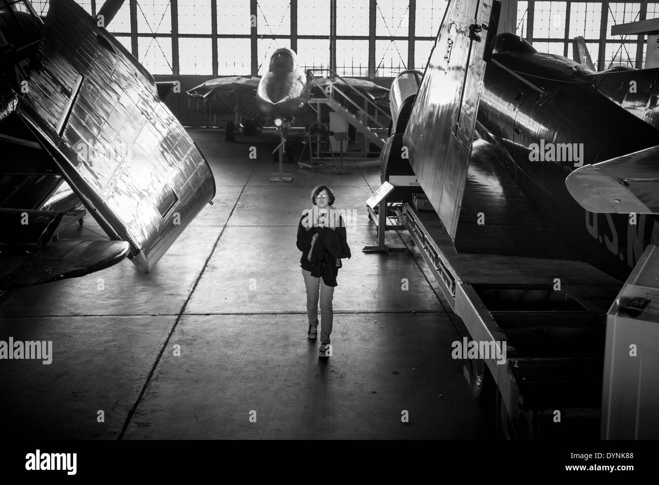 Visitatore femmina in appendiabiti presso la Naval Air Station Wildwood Aviation Museum, in Cape May, NJ Foto Stock