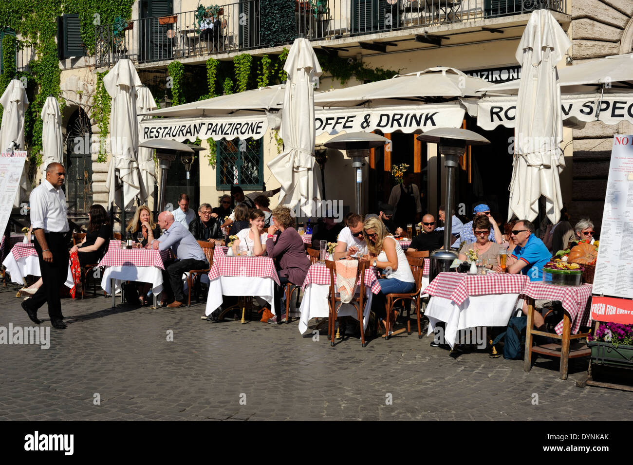 Italia, Roma, Piazza Navona, tavole di ristorante Foto Stock