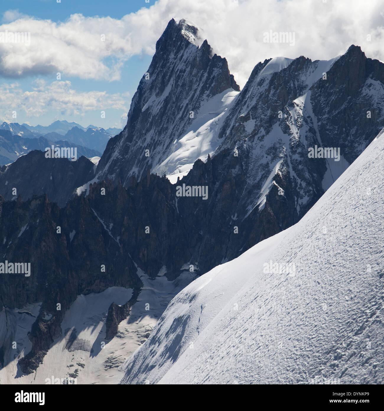 Il picco Pointe Walker (Grandes Jorasses) da Aiguille du Midi nelle Alpi francesi. Foto Stock