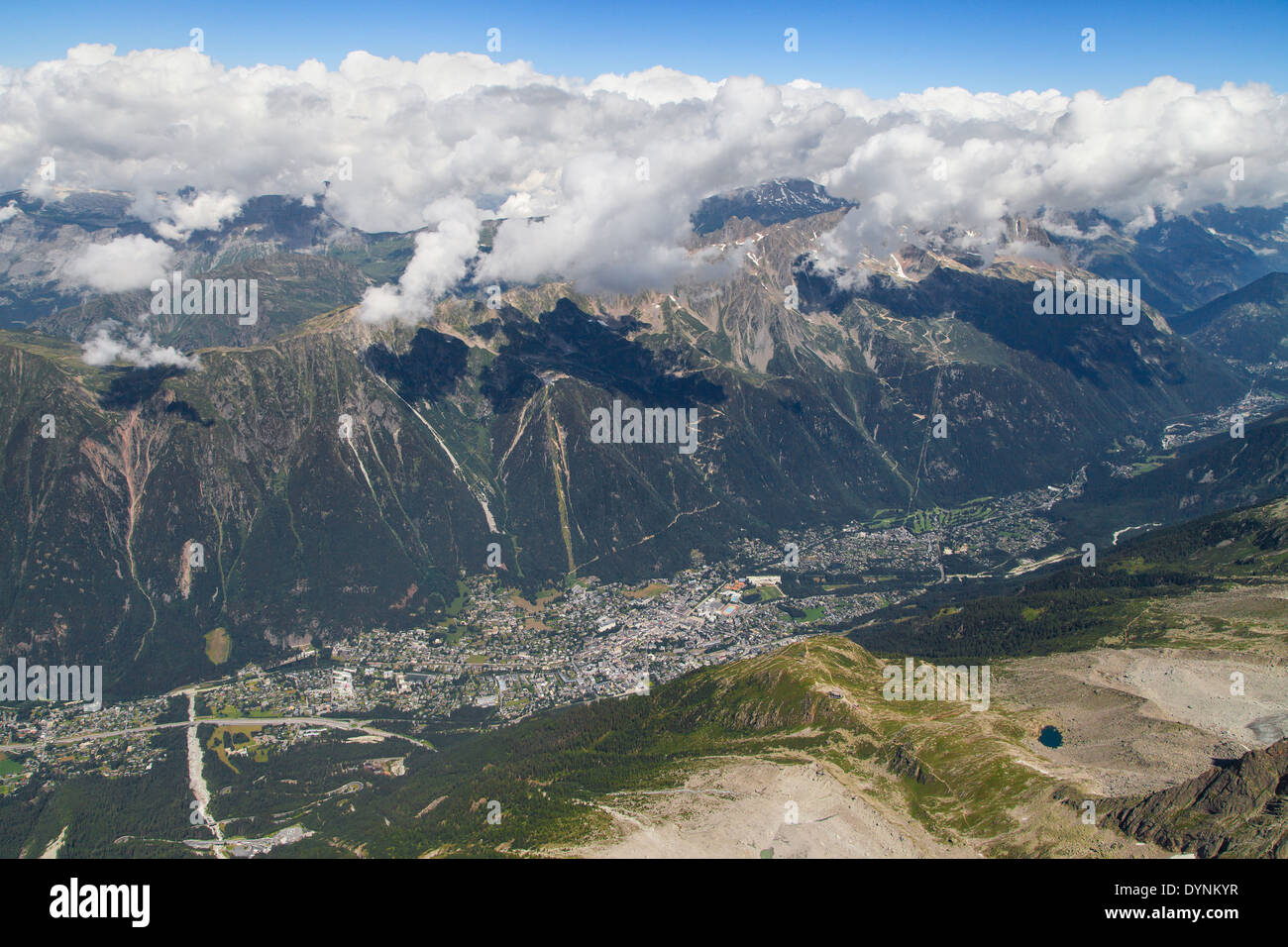 Valle di Chamonix dal vertice dell'Aiguille du Midi, Le Alpi francesi. Foto Stock
