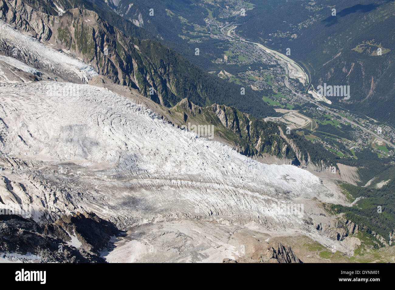 Ghiacciaio Bossons dal vertice dell'Aiguille du Midi nel massiccio del Monte Bianco. Foto Stock