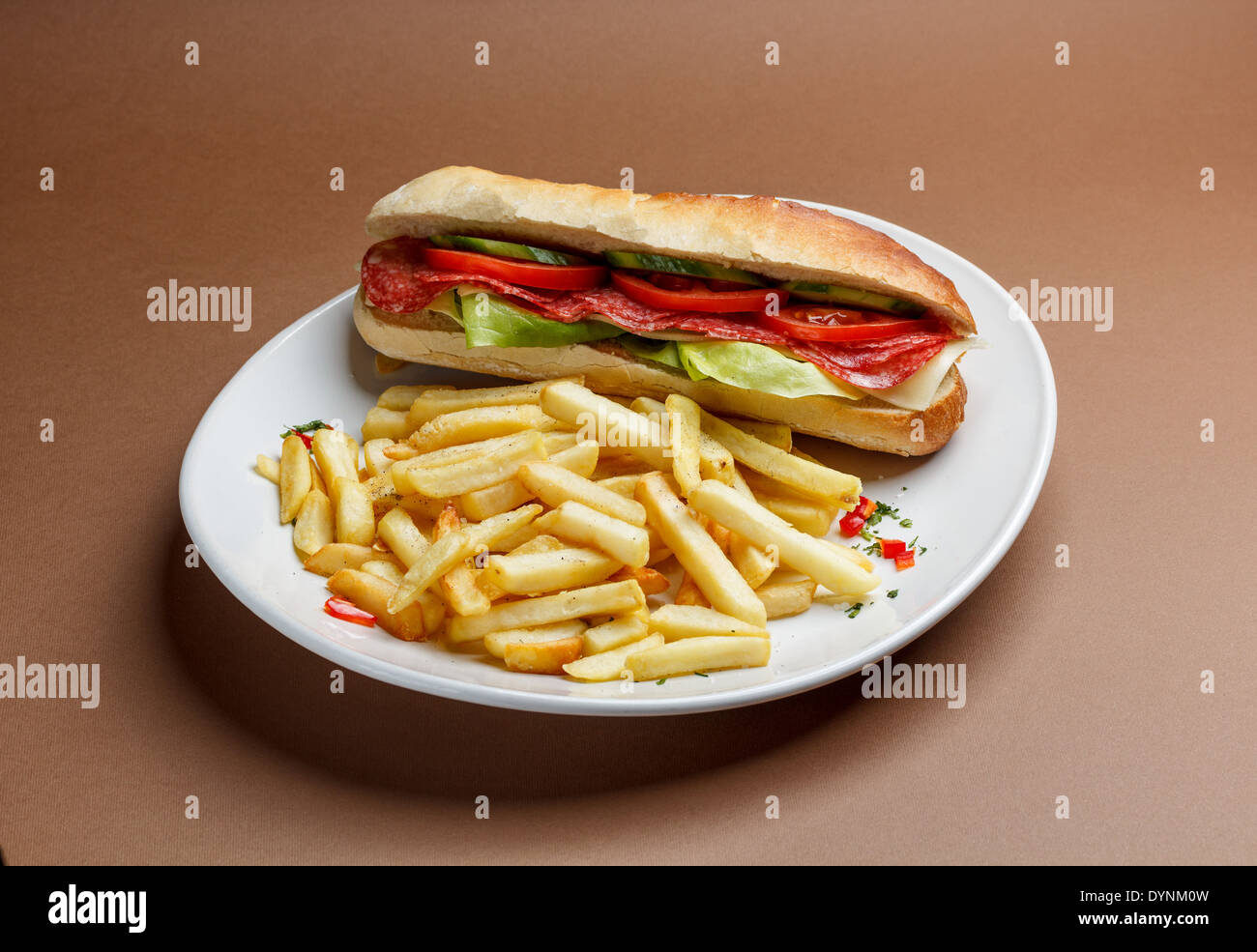Salame panino con patatine fritte Foto stock - Alamy