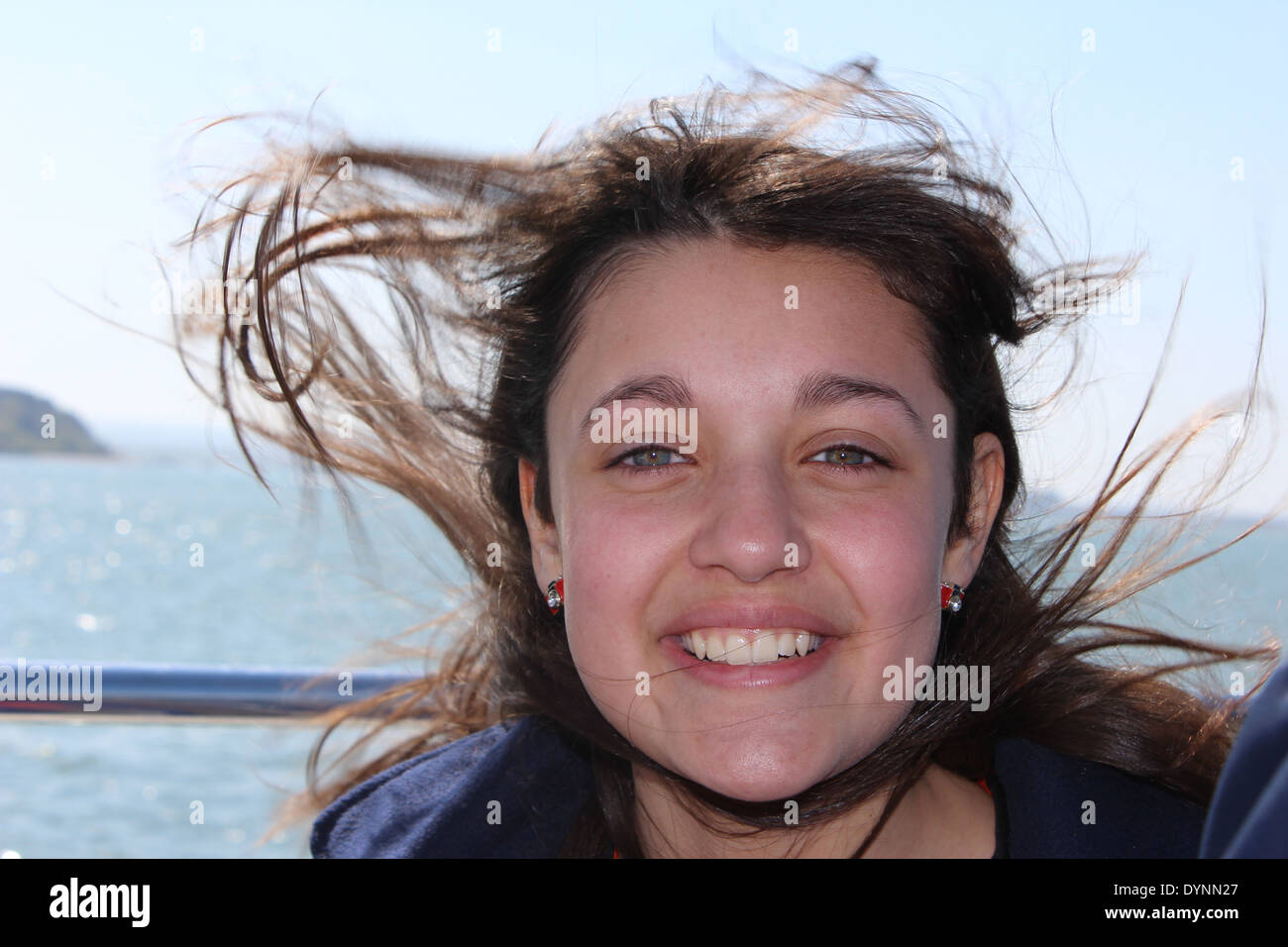 In inghilterra il porto di Poole Dorset giovane ragazza di Brownsea Island Ferry con i capelli al vento Peter Baker Foto Stock