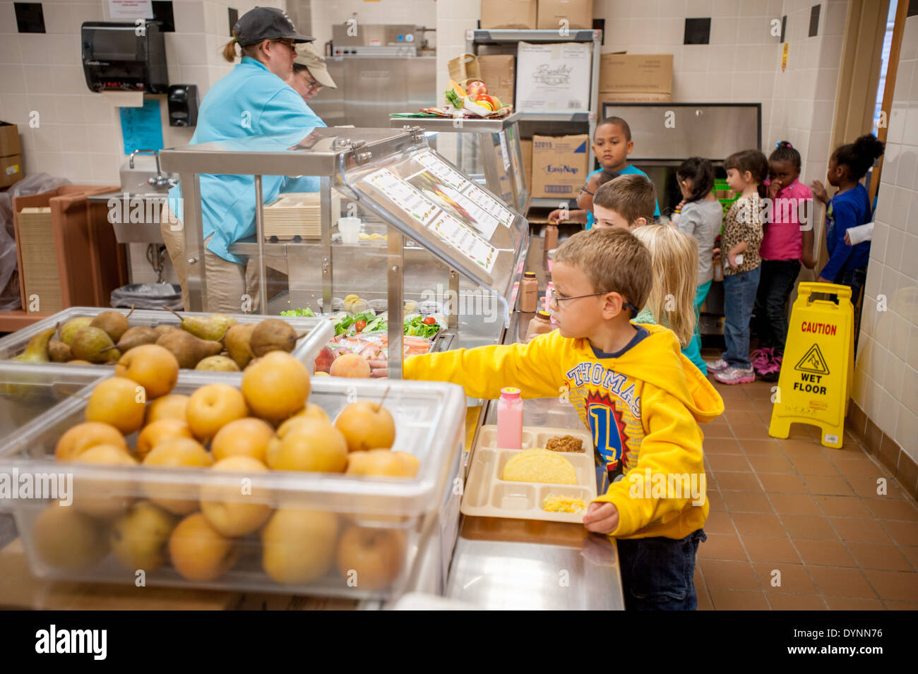 I bambini delle elementari in linea presso la caffetteria di essere serviti pranzi salutari Hagerstown, Maryland Foto Stock
