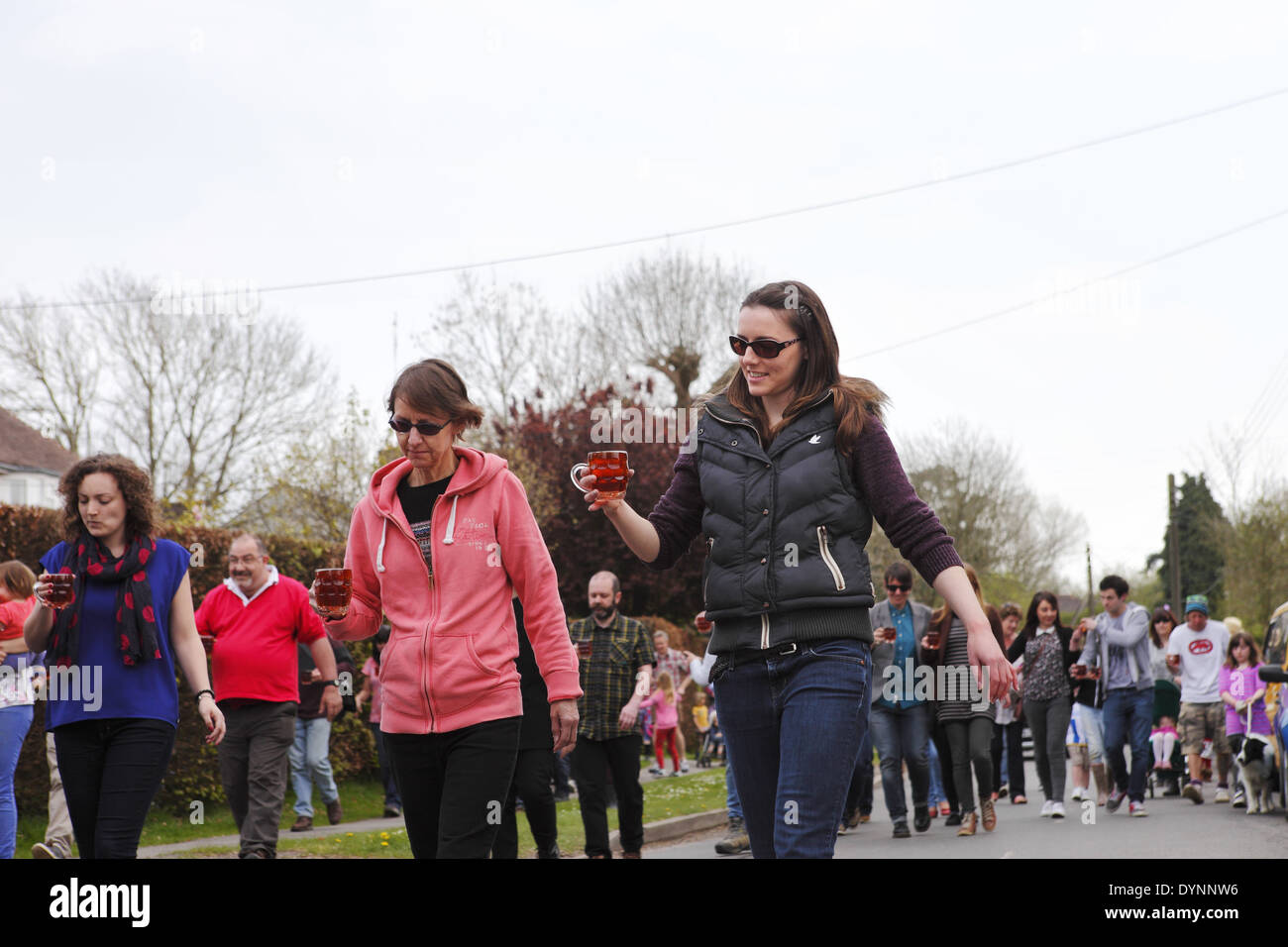 Il bizzarro villaggio annuale Tommy trotto birra gara svoltasi lunedì di Pasqua a ridere di pesce nel Pub Isfield, East Sussex, Inghilterra Foto Stock